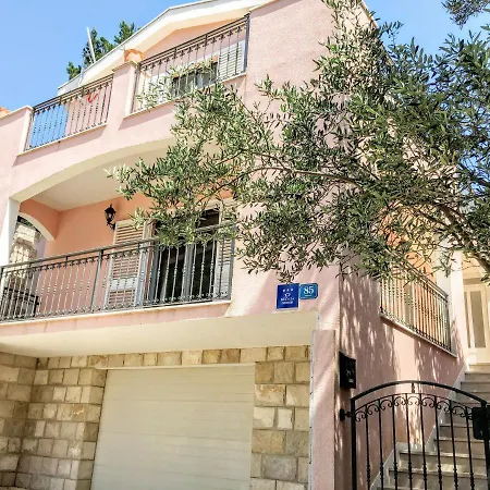 Charming Mokalo Seaside House Next To