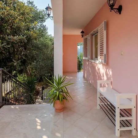 Charming Mokalo Seaside House Next To Horská chata *