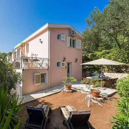 Charming Mokalo Seaside House Next To Horská chata