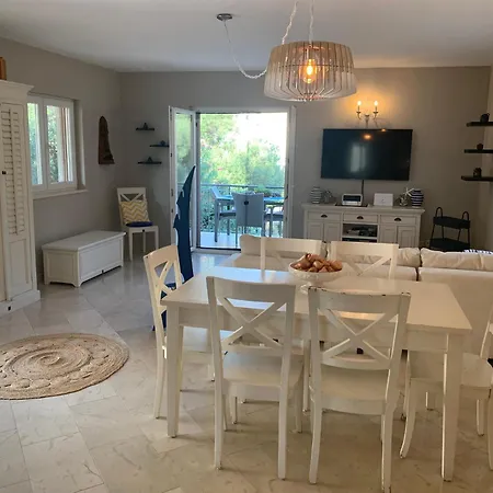 Charming Mokalo Seaside House Next To Orebić